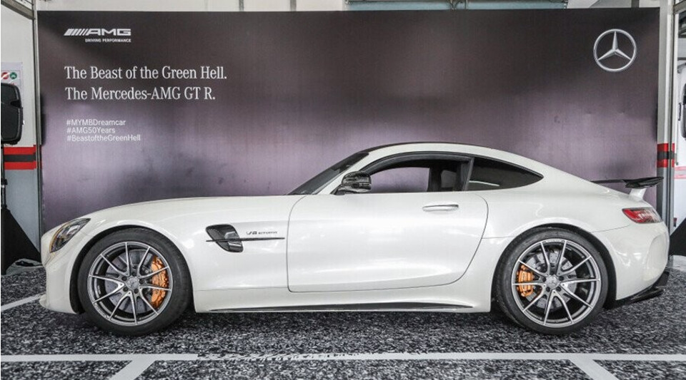 Thân xe Mercedes-AMG GT có các đường gân dập nổi kéo dài