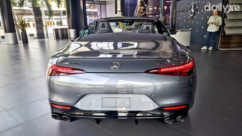 Cặp ống xả kép hình tròn đặt cân đối hai bên