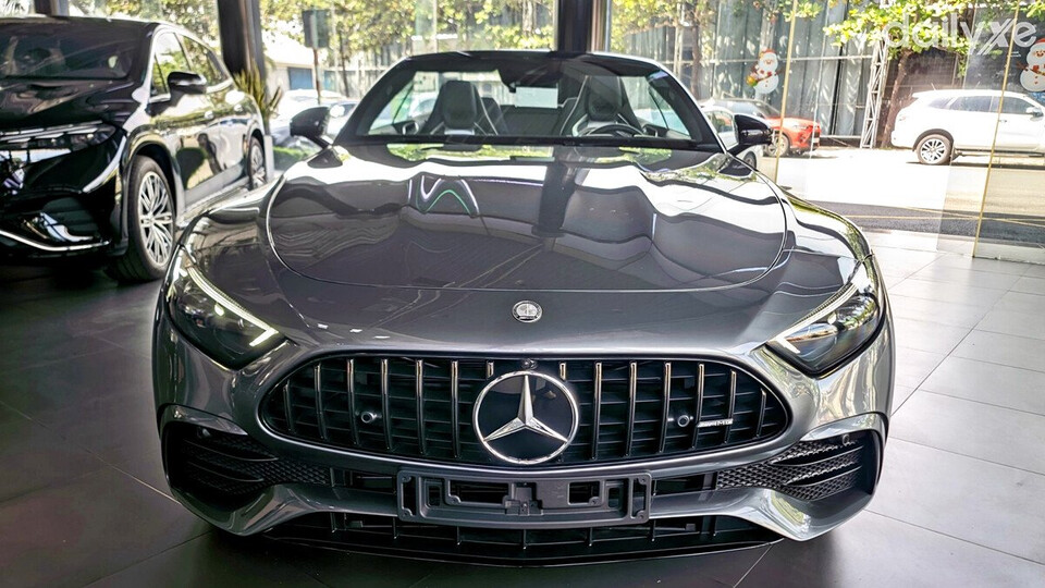 Lưới tản nhiệt hình thang bo góc cùng logo thương hiệu ở trung tâm