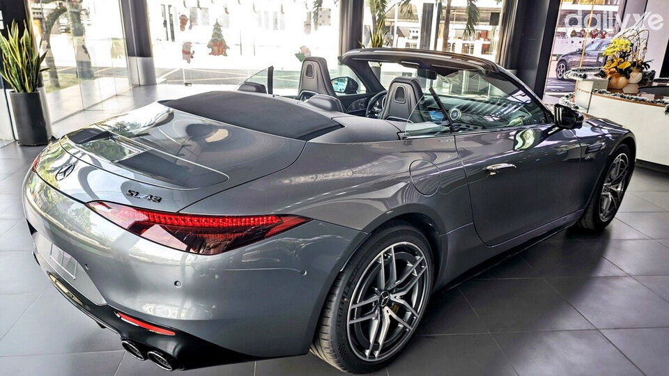 Đuôi xe thiết kế bo tròn làm nổi bật chiều rộng cùng hệ thống đèn hậu LED