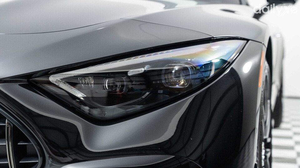 Mercedes-AMG SL 43 sở hữu cụm đèn chiếu sáng LED Digital Light hiệu suất cao
