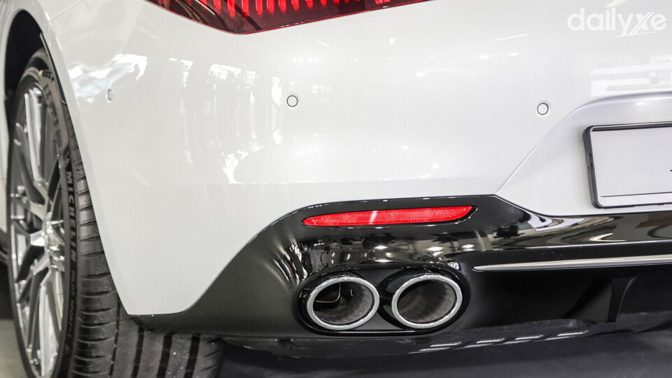 Ống xả kép hình tròn tạo nên diện mạo đặc biệt