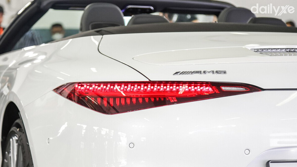 Cụm đèn hậu LED hẹp tạo điểm nhấn phía sau