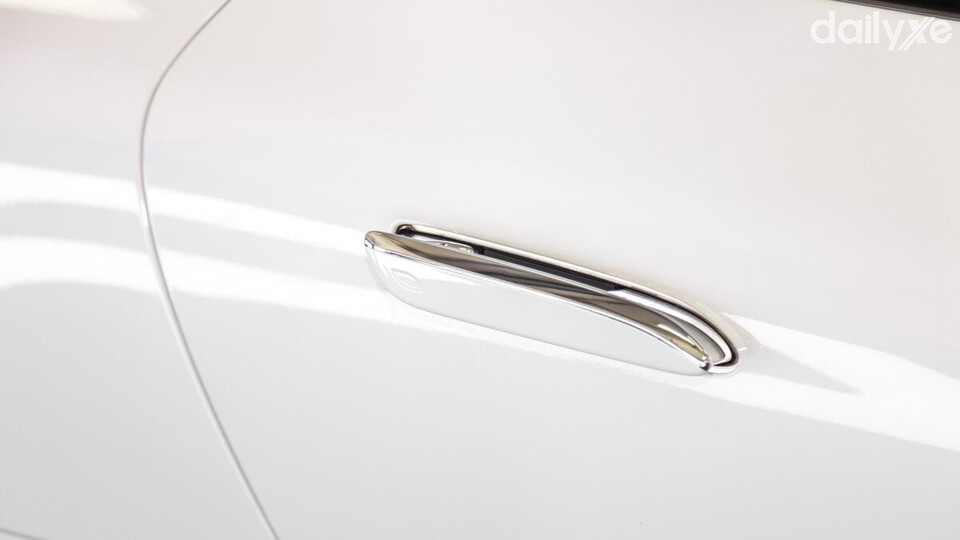 Tay nắm cửa thiết kế phẳng, có thể bung ra tự động