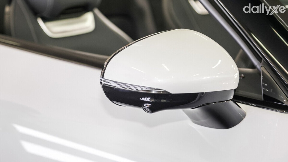 Gương chiếu hậu tích hợp đầy đủ chức năng gập chỉnh điện