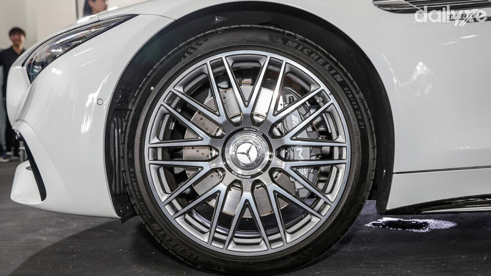 Lazang hợp kim nhẹ AMG, kích thước 20 hoặc 21 inch tùy phiên bản