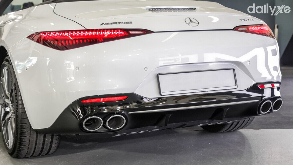 Đuôi xe thiết kế mạnh mẽ, bo tròn cùng chiều rộng cơ sở lớn tạo điểm nhấn nổi bật