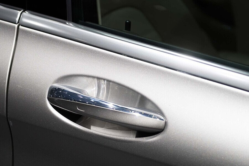 Tay nắm cửa mạ Crom sang trọng