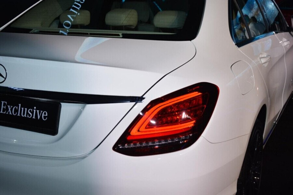 Cụm đèn hậu LED hình chữ C cá tính và gãy gọn