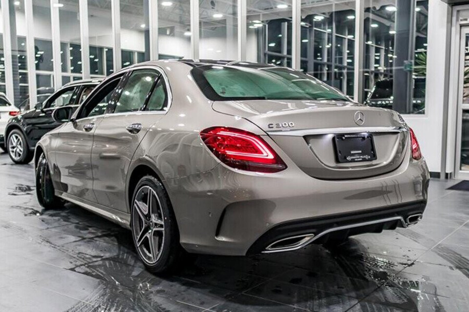 Thiết kế đuôi xe với trang bị cụm đèn hậu tái thiết kế với dãy đèn LED hình chữ C cá tính và gãy gọn