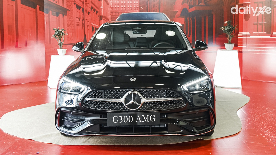 Đầu xe nổi bật với lưới tản nhiệt thiết kế sang trọng hầm hố