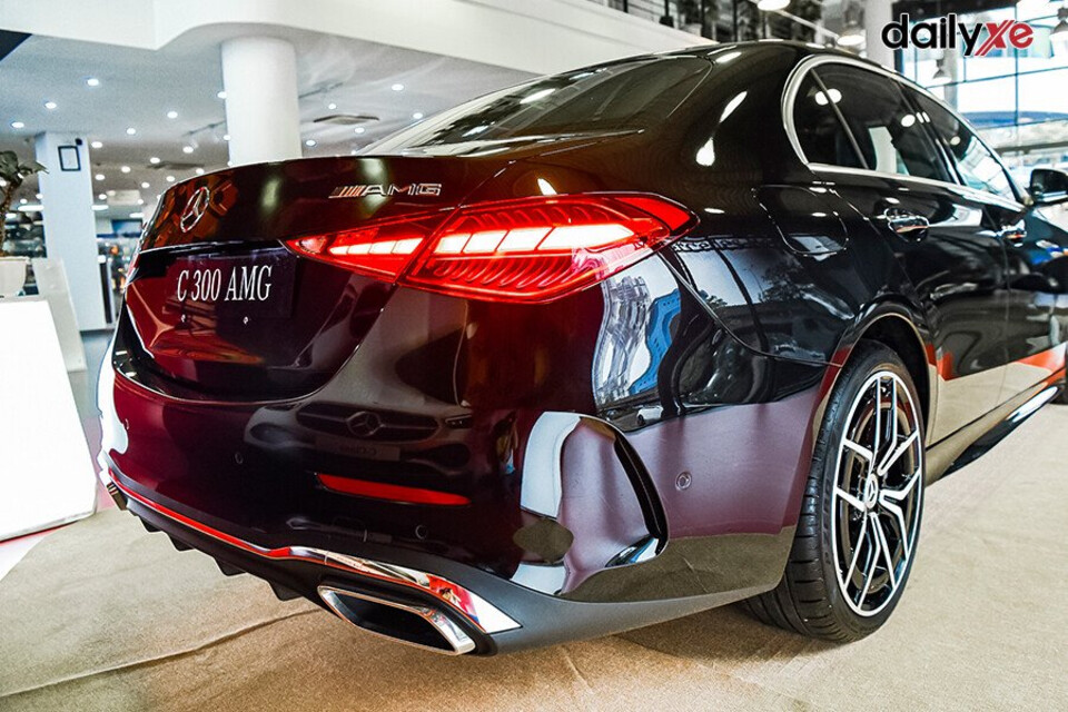 Ống xả đôi nằm đối xứng