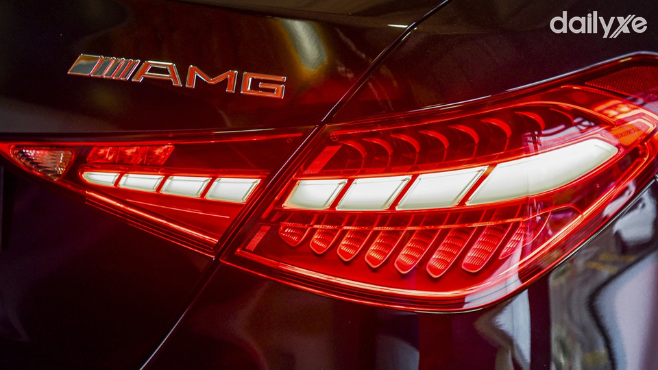 Cụm đèn hậu tái thiết kế với dãy đèn LED hình chữ C cá tính