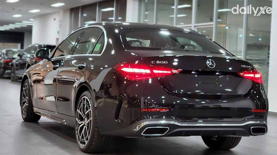 Đuôi xe thiết kế bo tròn các góc mềm mại