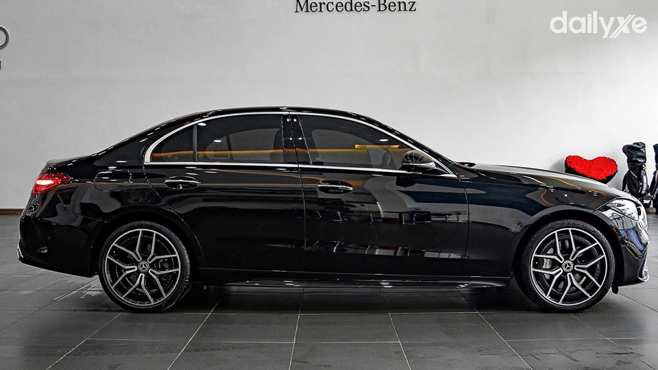 Thân xe thanh thoát, các đường gân chạy dài dứt khoát, chạy dọc thân xe