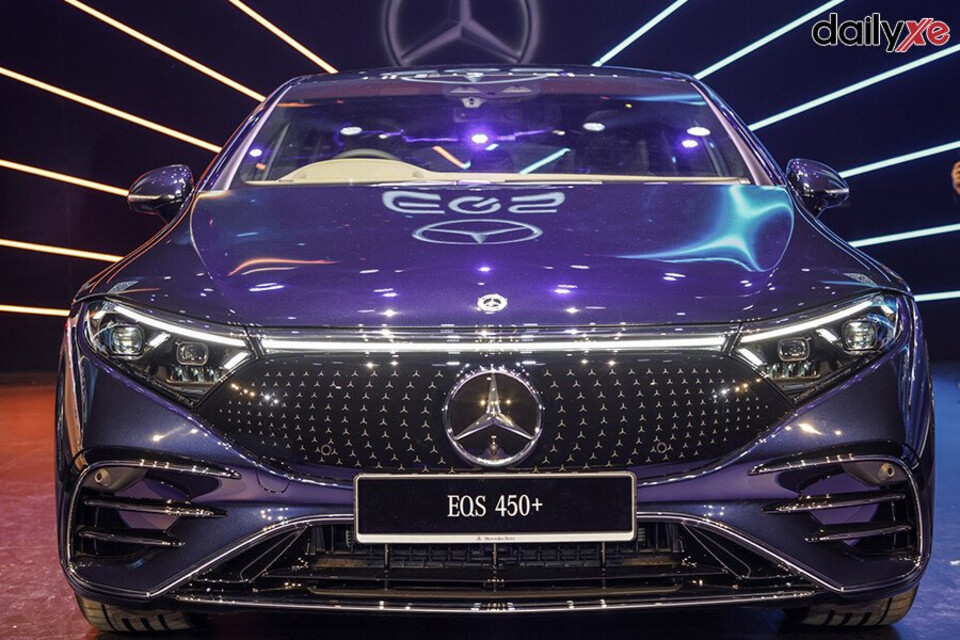 Đầu xe nổi bật kết hợp cụm đèn trước sang trọng