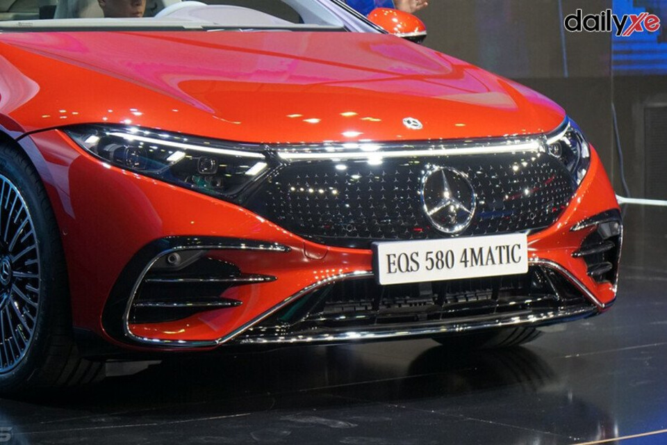 Hệ thống đèn pha tích hợp phần ốp kính và được nối liền với nhau bởi dải LED