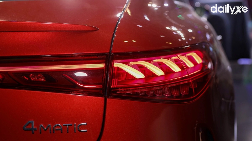 Cụm đèn sau thiết kế dải LED mảnh