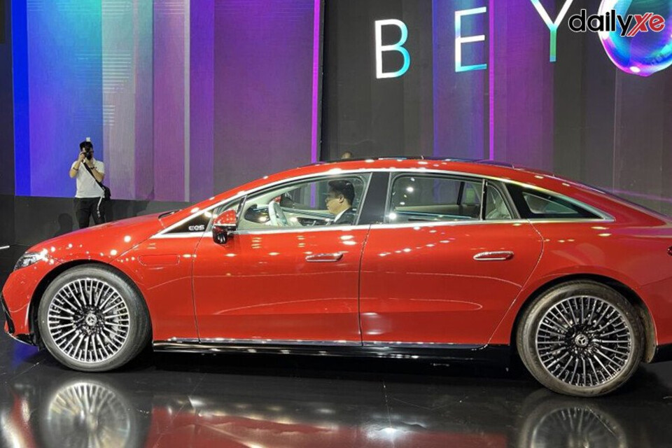 Thân xe thiết kế mang đậm phong cách Coupe