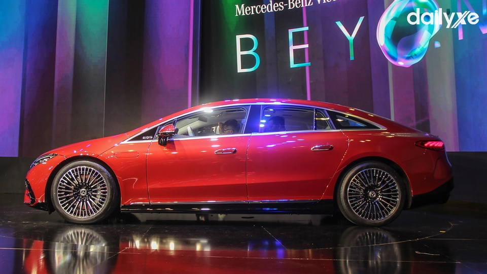 Thân xe thiết kế mang đậm phong cách Coupe