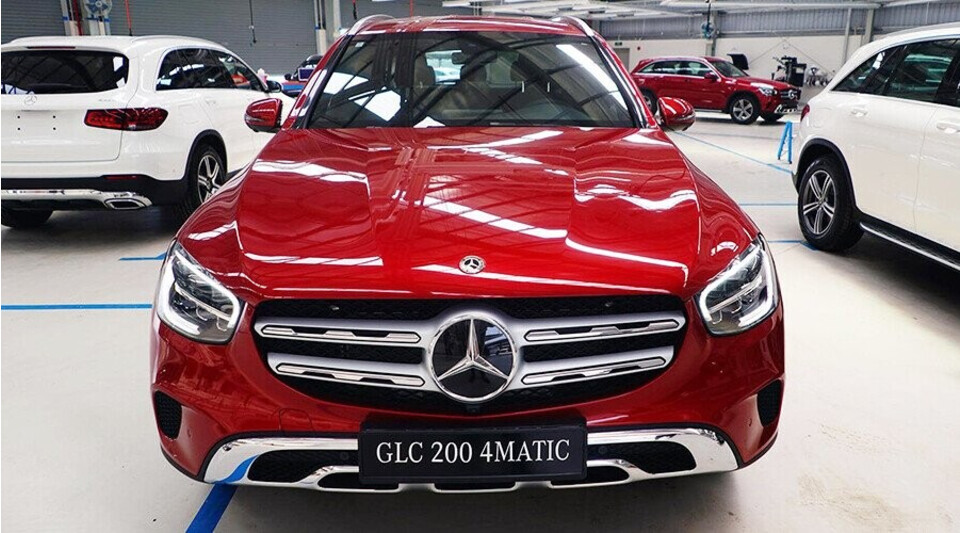 Thiết kế đầu xe rất sắc sảo với kiểu mạ crom