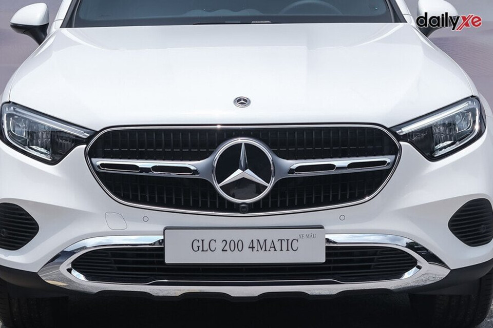 Lưới tản nhiệt thiết kế nổi bật thanh ngang mạ crom sáng bóng