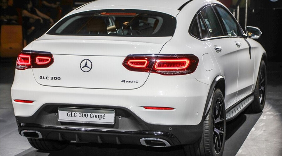 Đuôi xe thiết kế sang trọng Đuôi xe thiết kế sang trọng