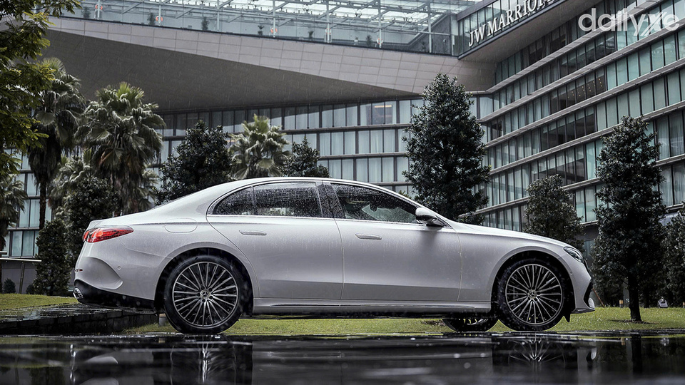 Thân xe Mercedes E-Class có thiết kế thon dài vô cùng mượt mà
