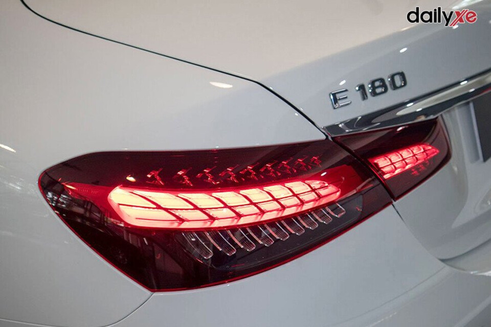 Cụm đèn hậu LED 3 tầng