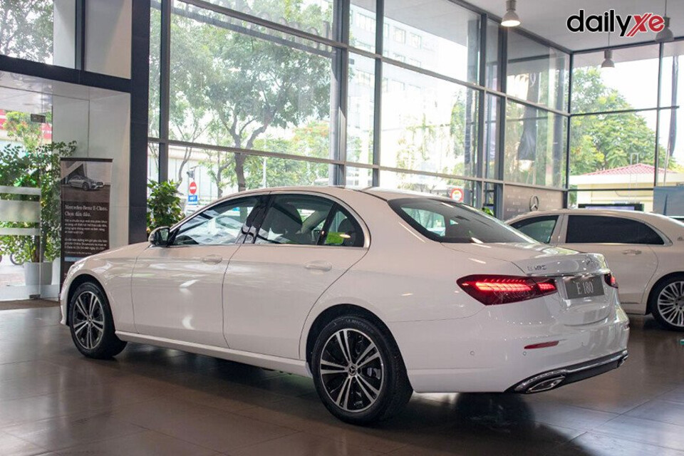 Đuôi xe thiết kế sang trọng