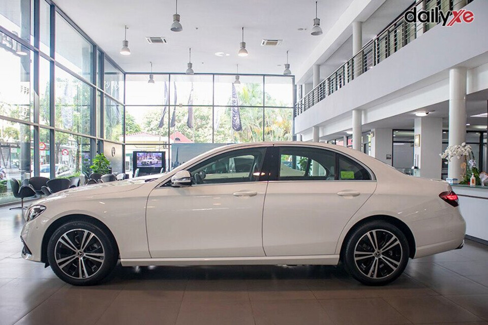 Thân xe thiết kế thon dài mang dáng dấp của một mẫu sedan hạng sang tầm trung