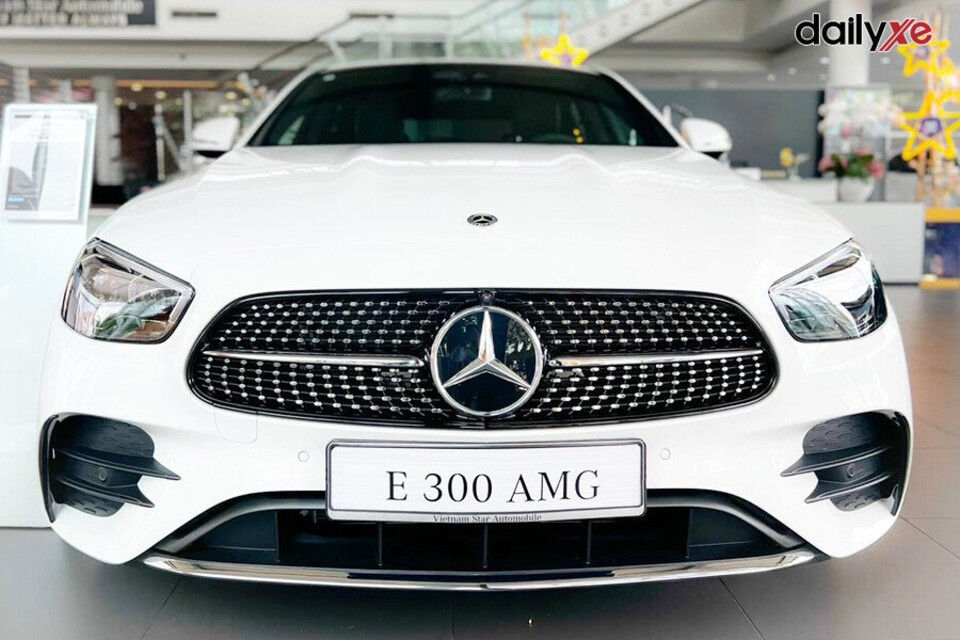Thiết kế đầu xe nổi bật kế hợp lưới tản nhiệt nổi bật