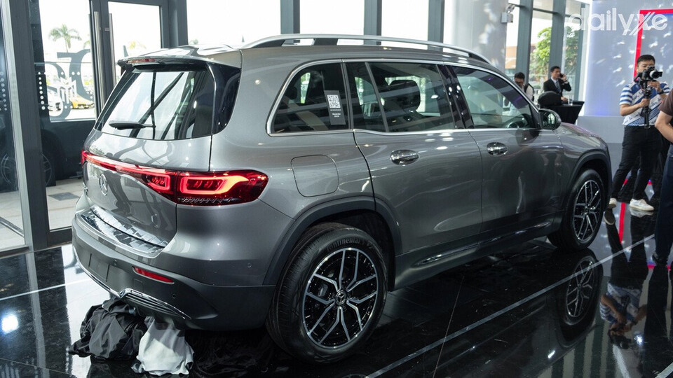 Thân xe bề thế không kém phần sang trọng