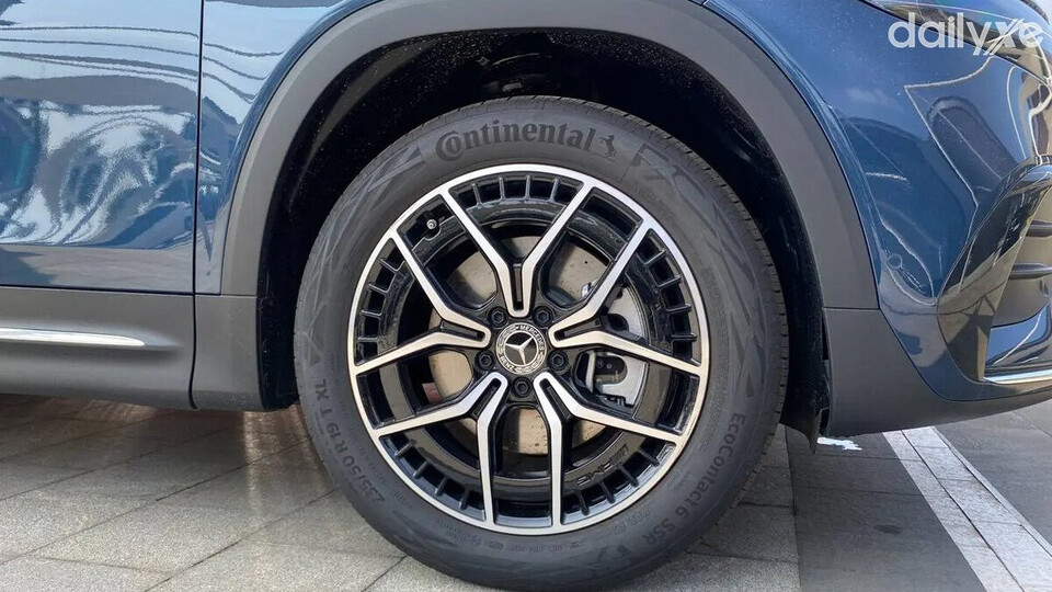 Lazang thiết kế bắt mắt bởi những thanh nan kim loại sáng