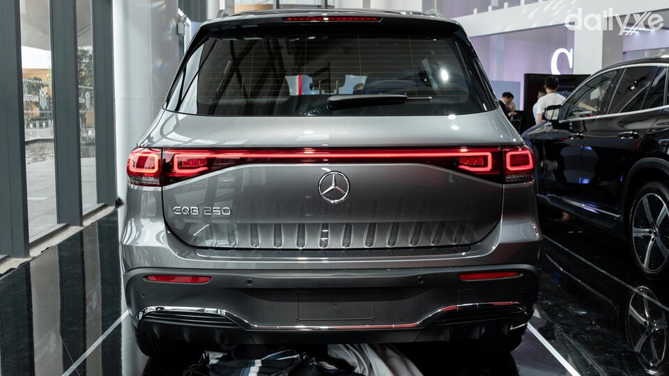 Đuôi xe thiết kế với hình dạng vuông vắn, tạo cảm giác mạnh mẽ