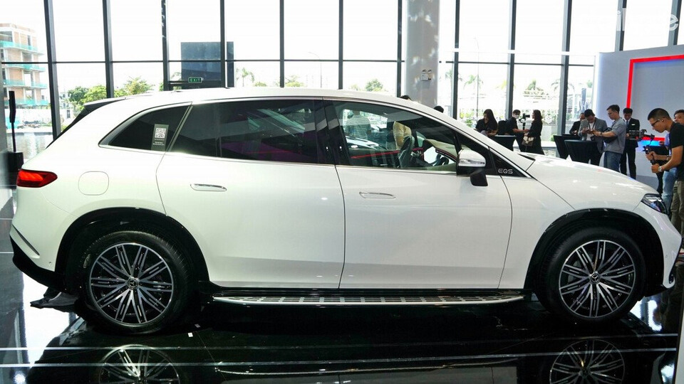 Mercedes EQS 500 4MATIC mang kiểu sang Coupe năng động và sang trọng