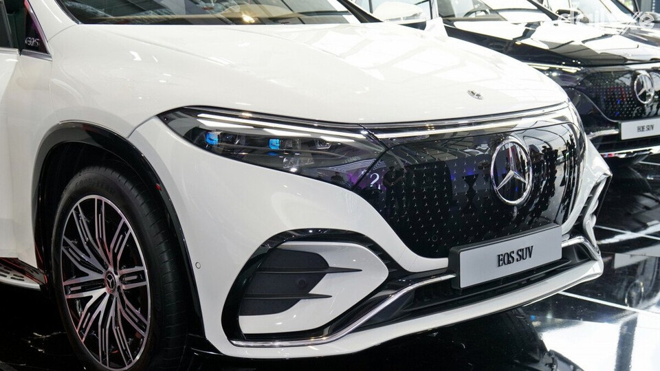 Lưới tản nhiệt EQS 500 4MATIC trang trí nhiều họa tiết ngôi sao ba cánh bắt mắt