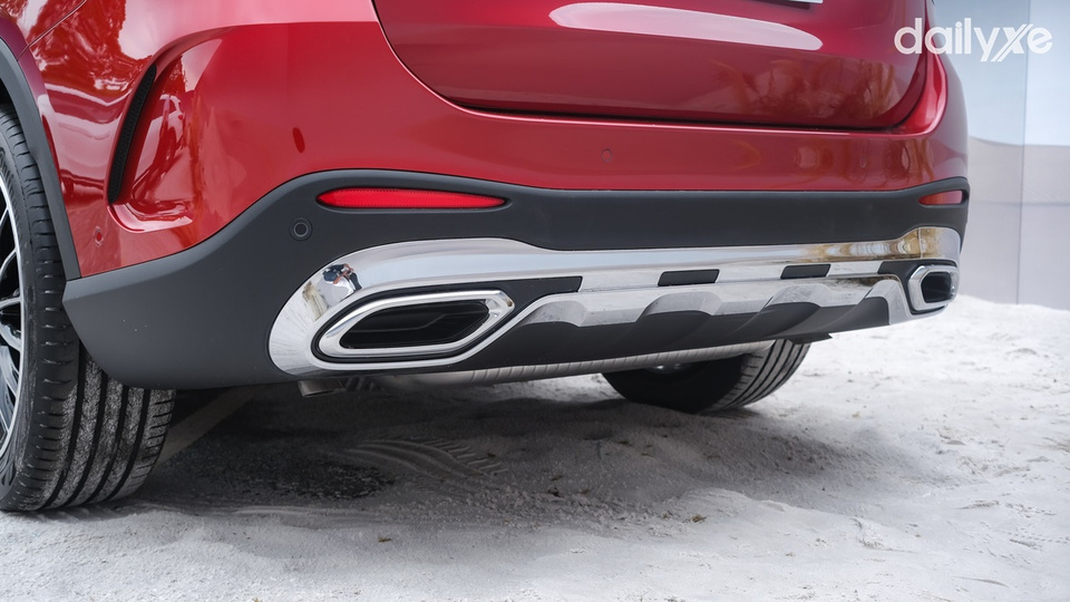 Cản sau cùng hai ống xả nổi bật