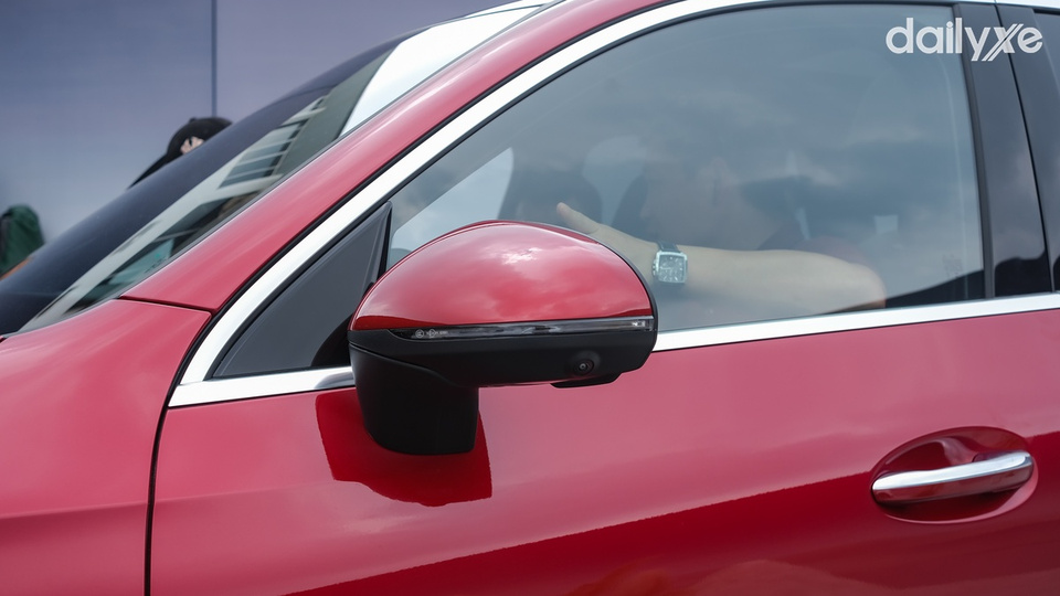 Gương chiếu hậu tích hợp nhiều chức năng điều khiển