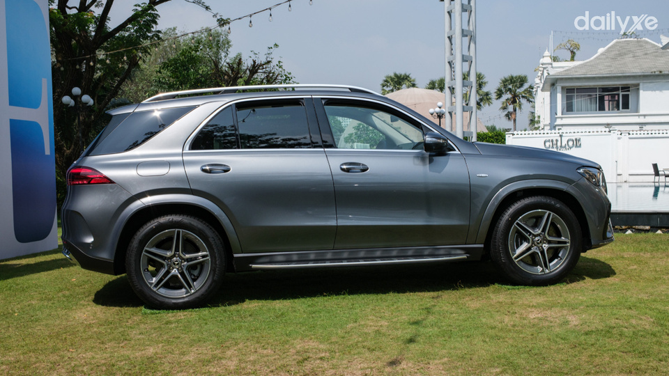 Đường gân dập nổi trên thân xe được tiết chế