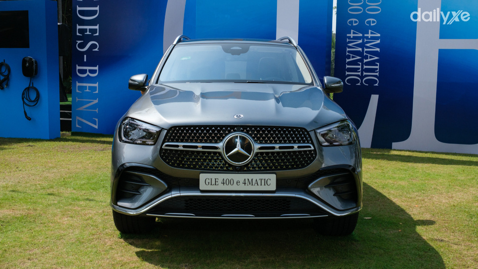 Đầu xe nổi bật với nắp ca-pô tích hợp hai đường gân Powerdome đặc trưng