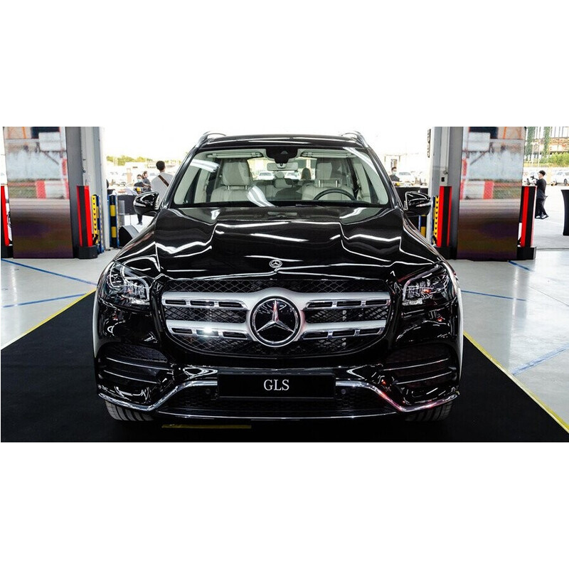 Đầu xe thiết kế sang trọng kết hợp lưới tản nhiệt lớn Đầu xe thiết kế sang trọng kết hợp lưới tản nhiệt lớn