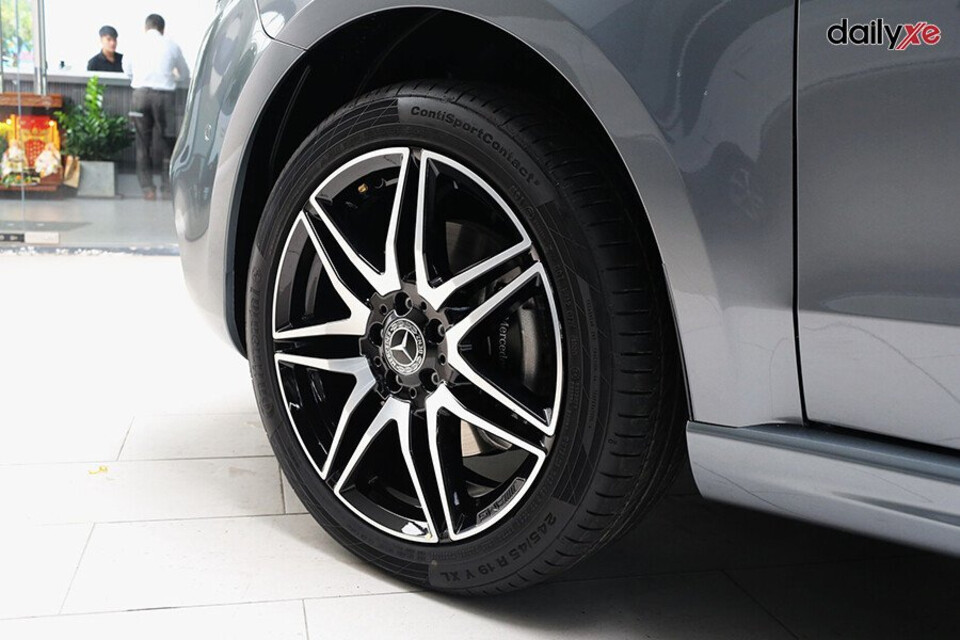 Thân xe nổi bật với trang bị bộ mâm xe mới