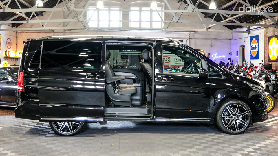 Trang bị cửa trượt điện hai bên