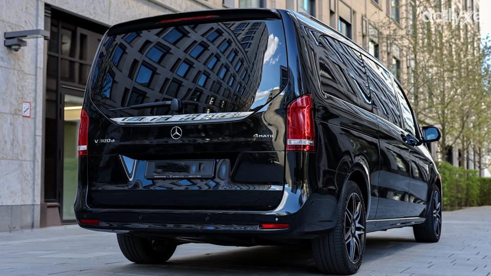 Đuôi xe vuông vức, cụm đèn hậu LED hình trụ dọc bo tròn góc