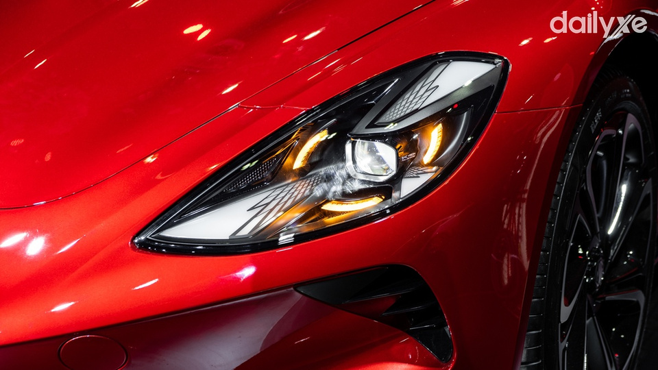 Cụm đèn chiếu sáng chính dạng LED vô cùng sắc sảo