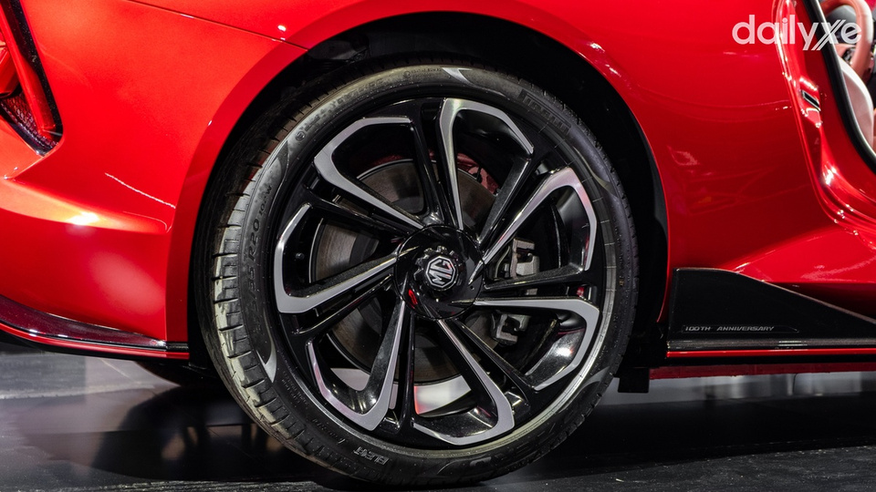  MG Cyberster trang bị mâm xe kích thước 20 inch phong cách thể thao đi kèm lốp hiệu suất cao Pirelli P Zero