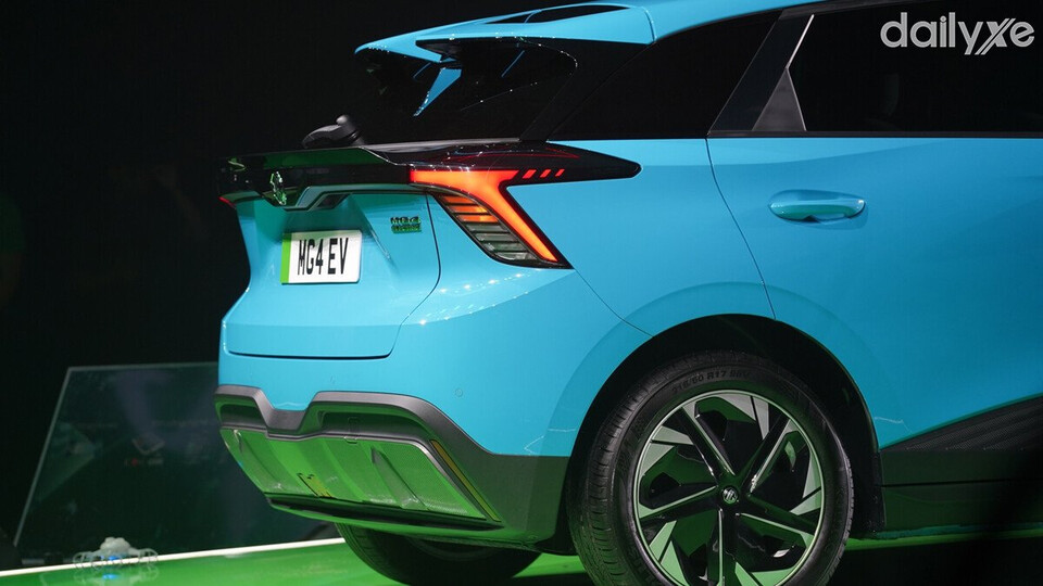 Cụm đèn hậu dạng LED nối liền nhau tạo thành tổng thể thống nhất