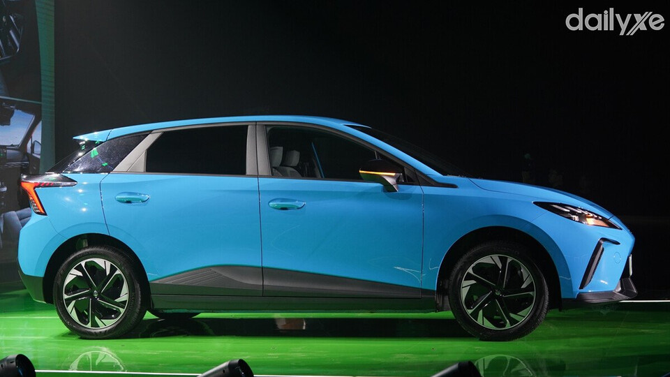 Chạy dọc thân xe là các đường gân dập nổi cá tính