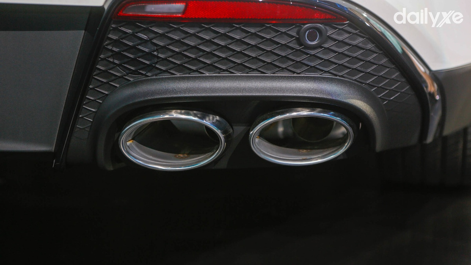 Ống xả kép tăng thêm phần năng động và thể thao